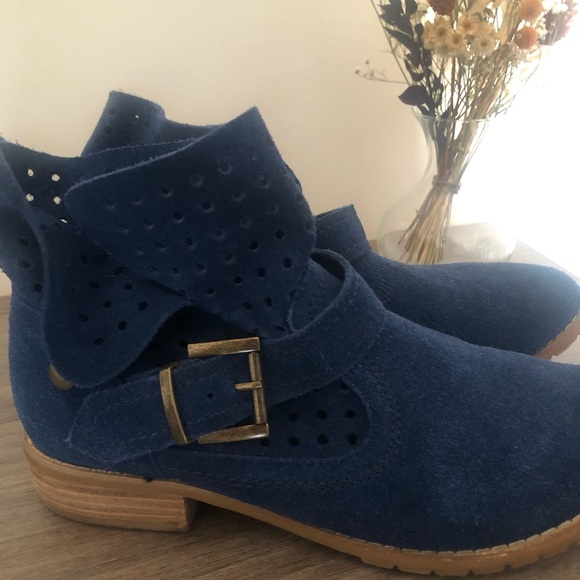 Restricted booties - Picture 3 of 8